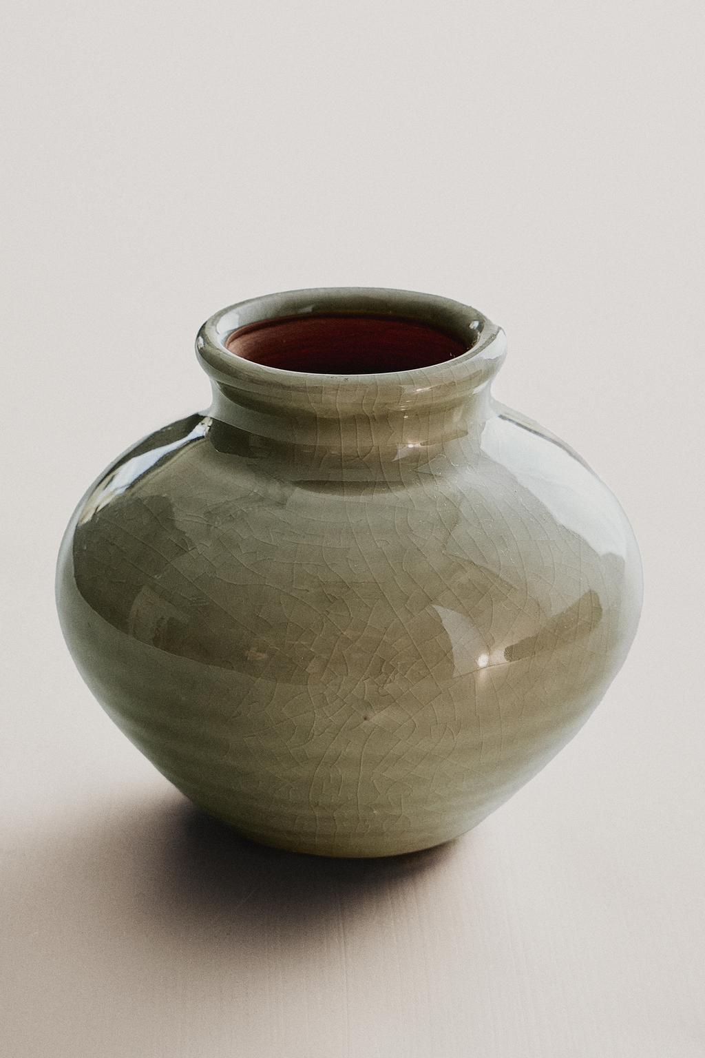 Маленькая глиняная ваза