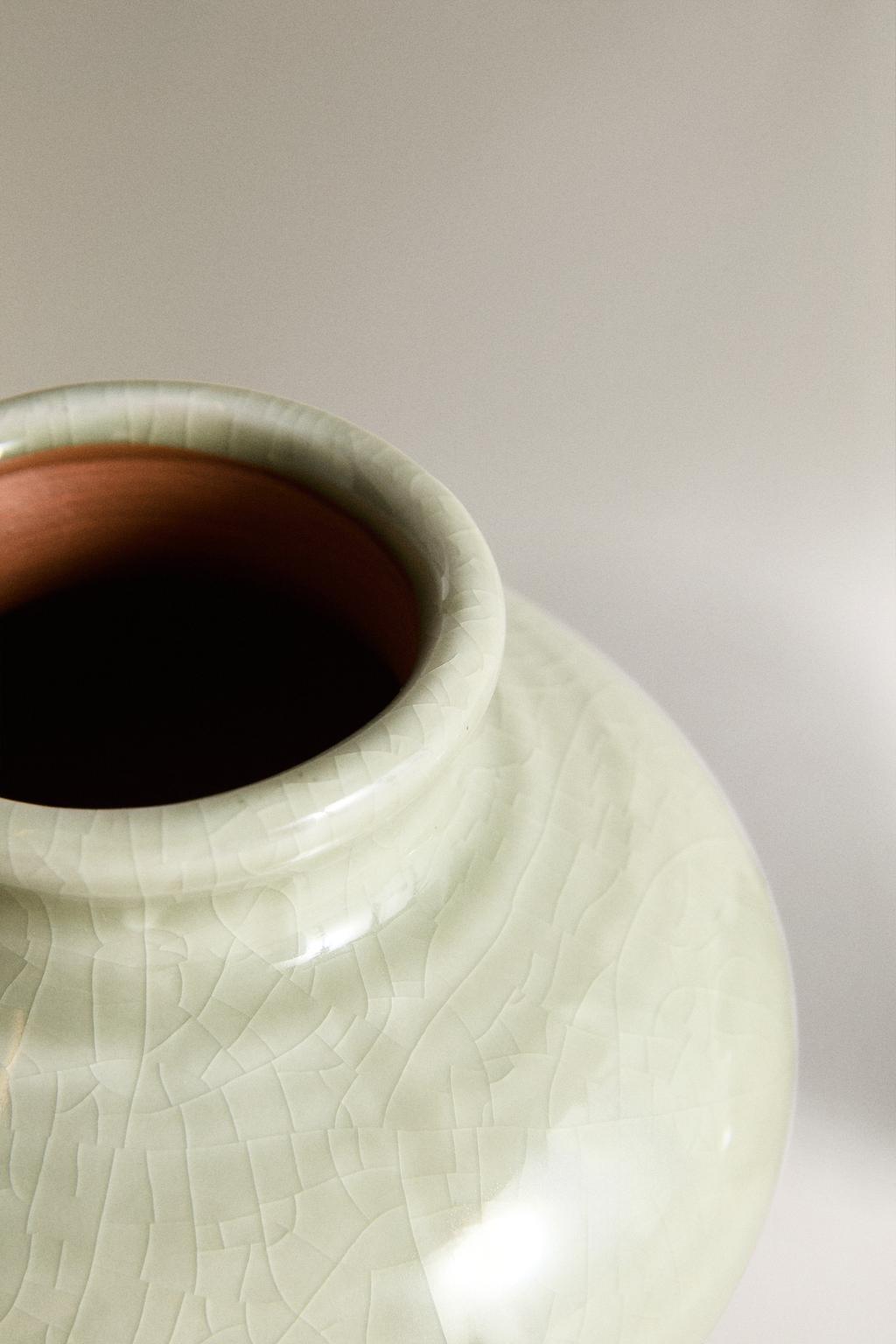 Маленькая глиняная ваза