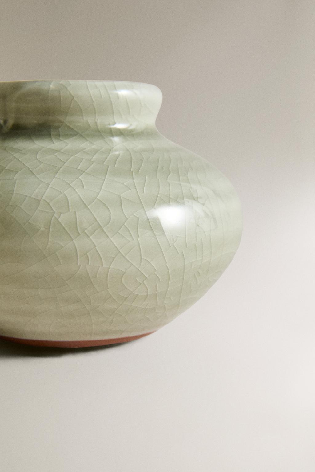 Маленькая глиняная ваза