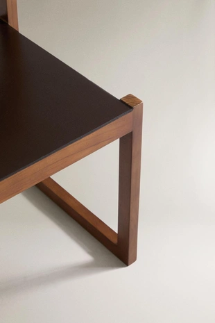 Кожаное кресло с деревянной конструкцией