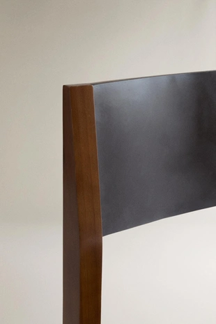 Кожаное кресло с деревянной конструкцией