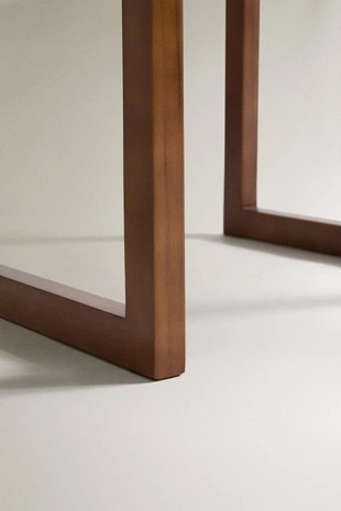 Кожаное кресло с деревянной конструкцией