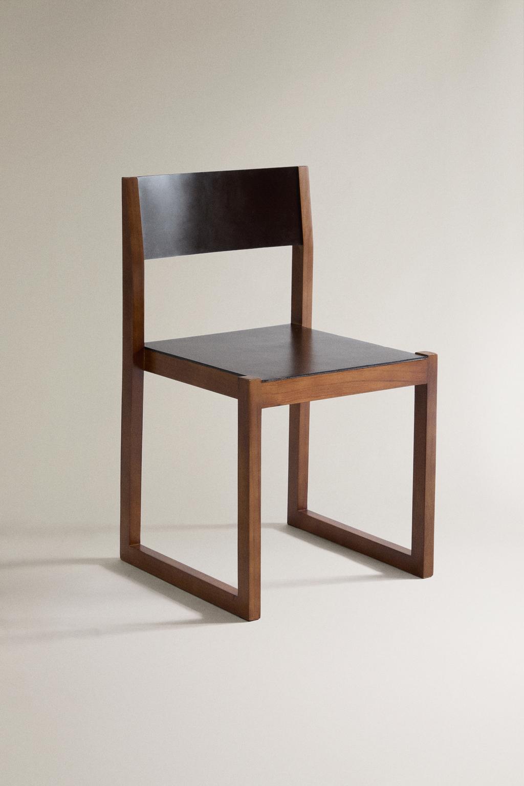 Кожаное кресло с деревянной конструкцией