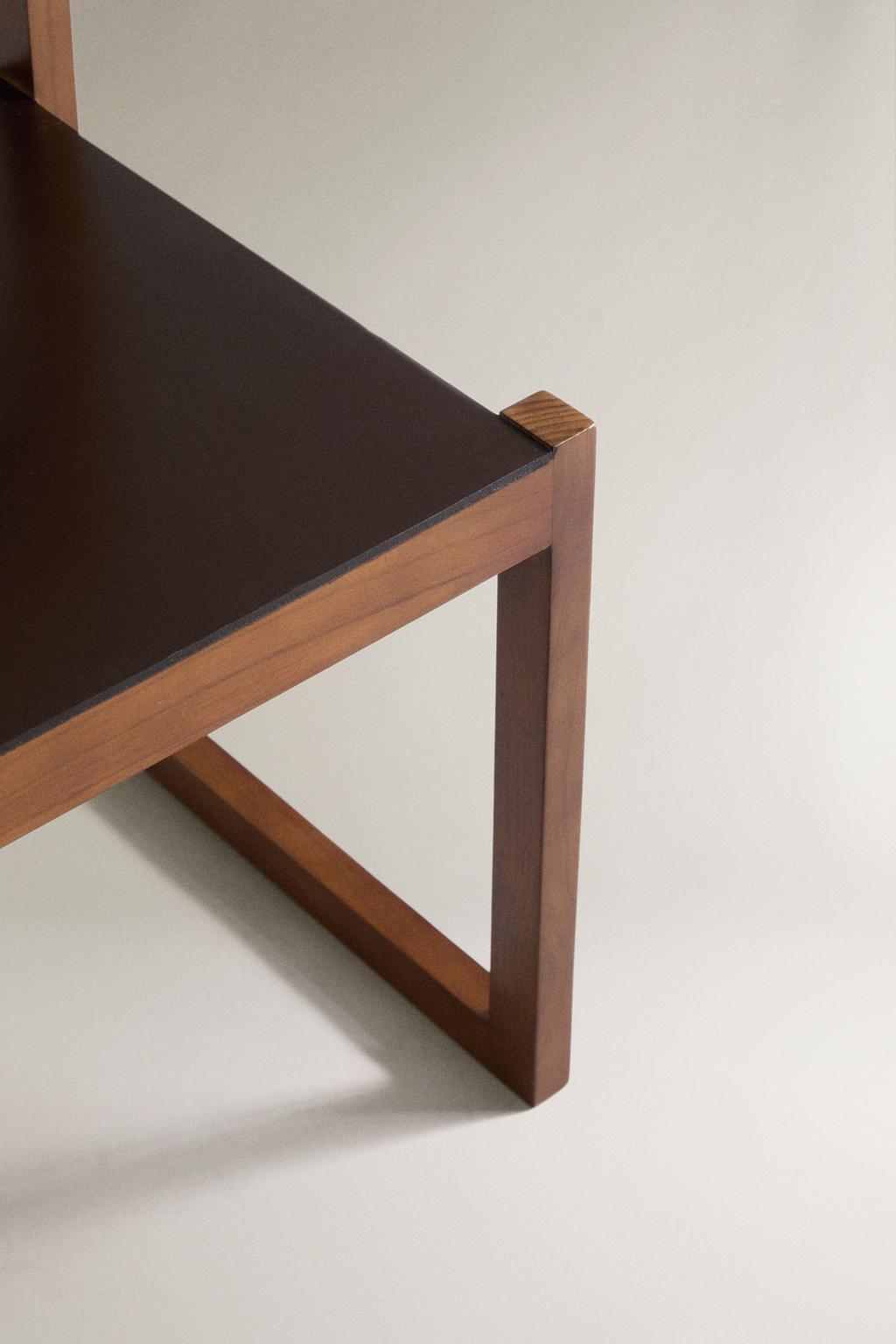 Кожаное кресло с деревянной конструкцией