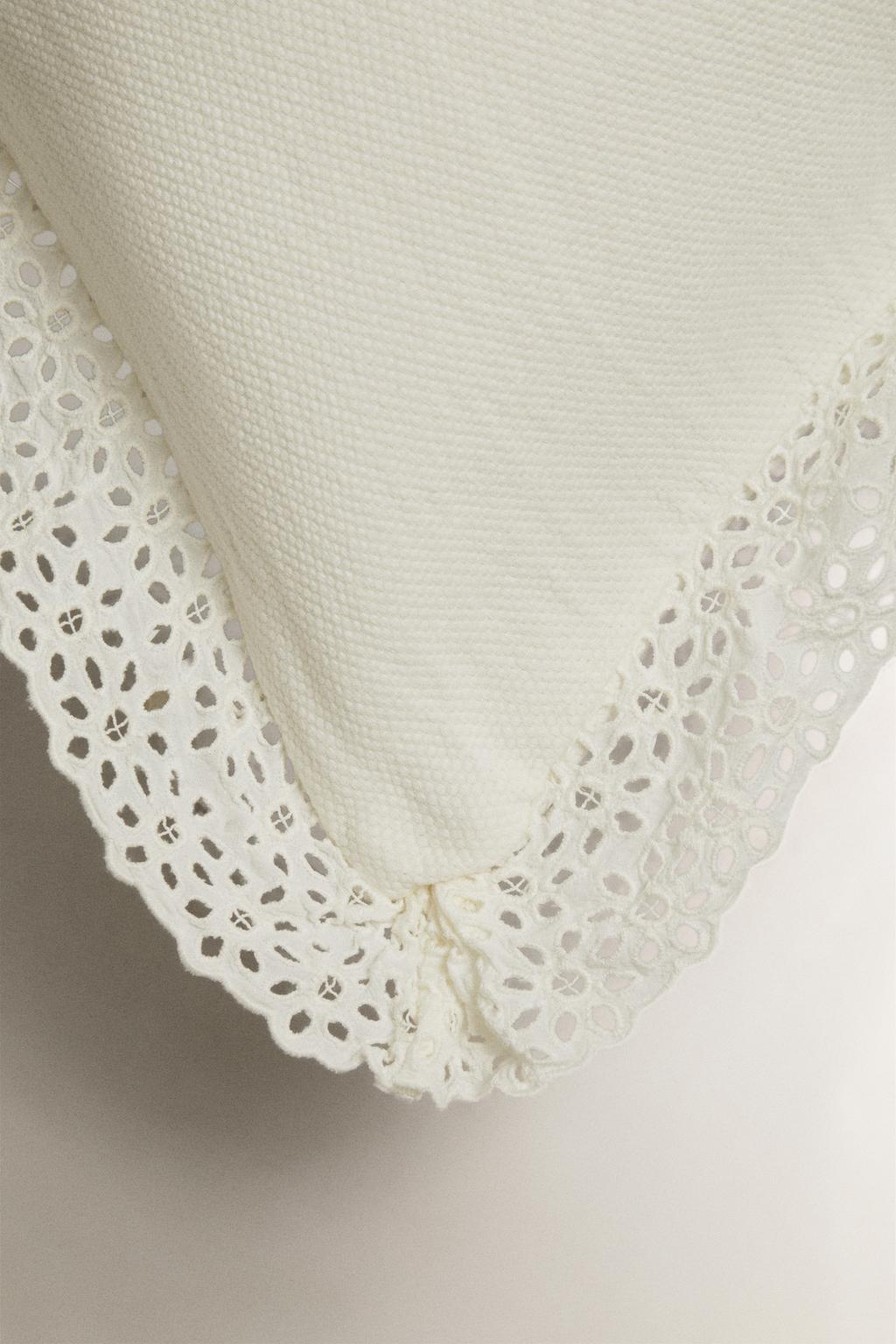 Чехол для подушки из хлопка с вышитой оборкой