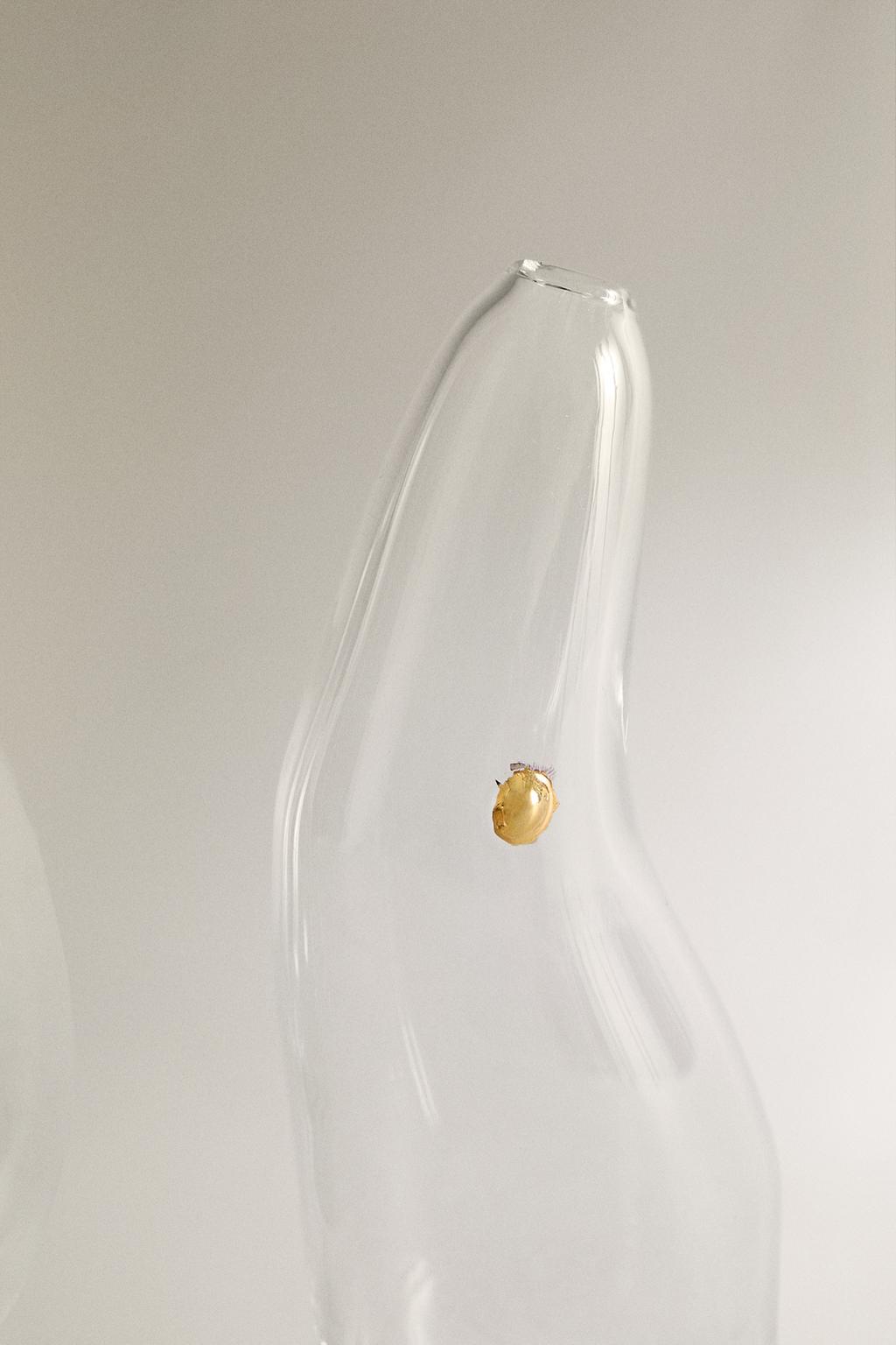 Маленькая стеклянная вазочка