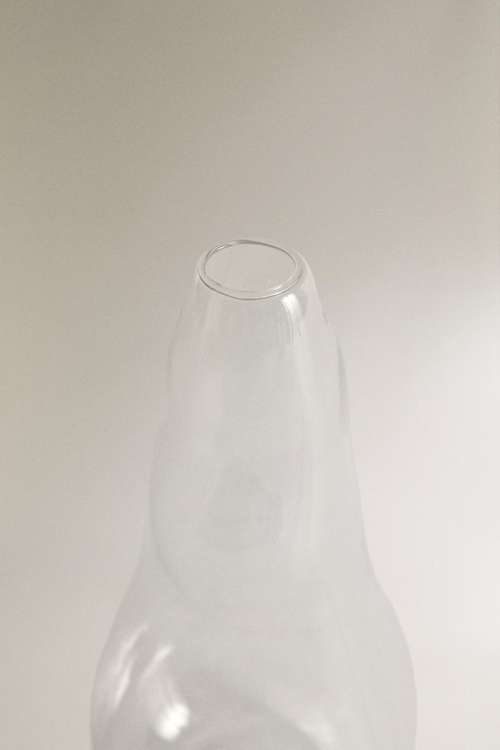 Маленькая стеклянная вазочка