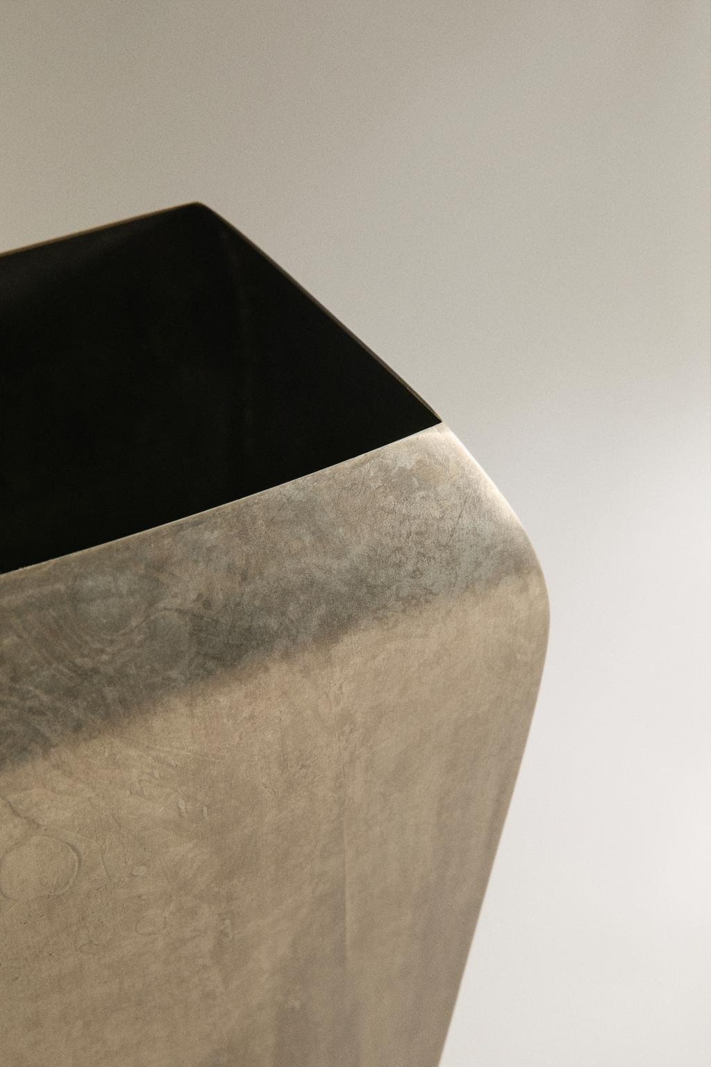 Ваза из старого металла