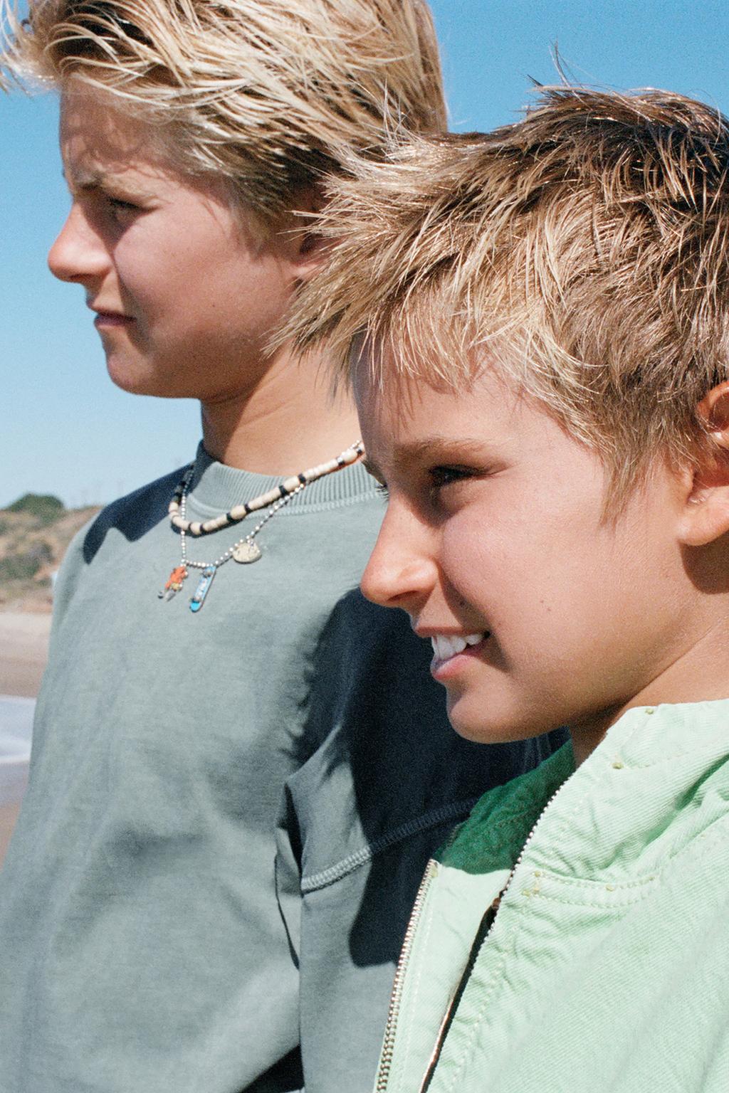 КУРТКА С КАПЮШОНОМ И ЭТИКЕТКОЙ