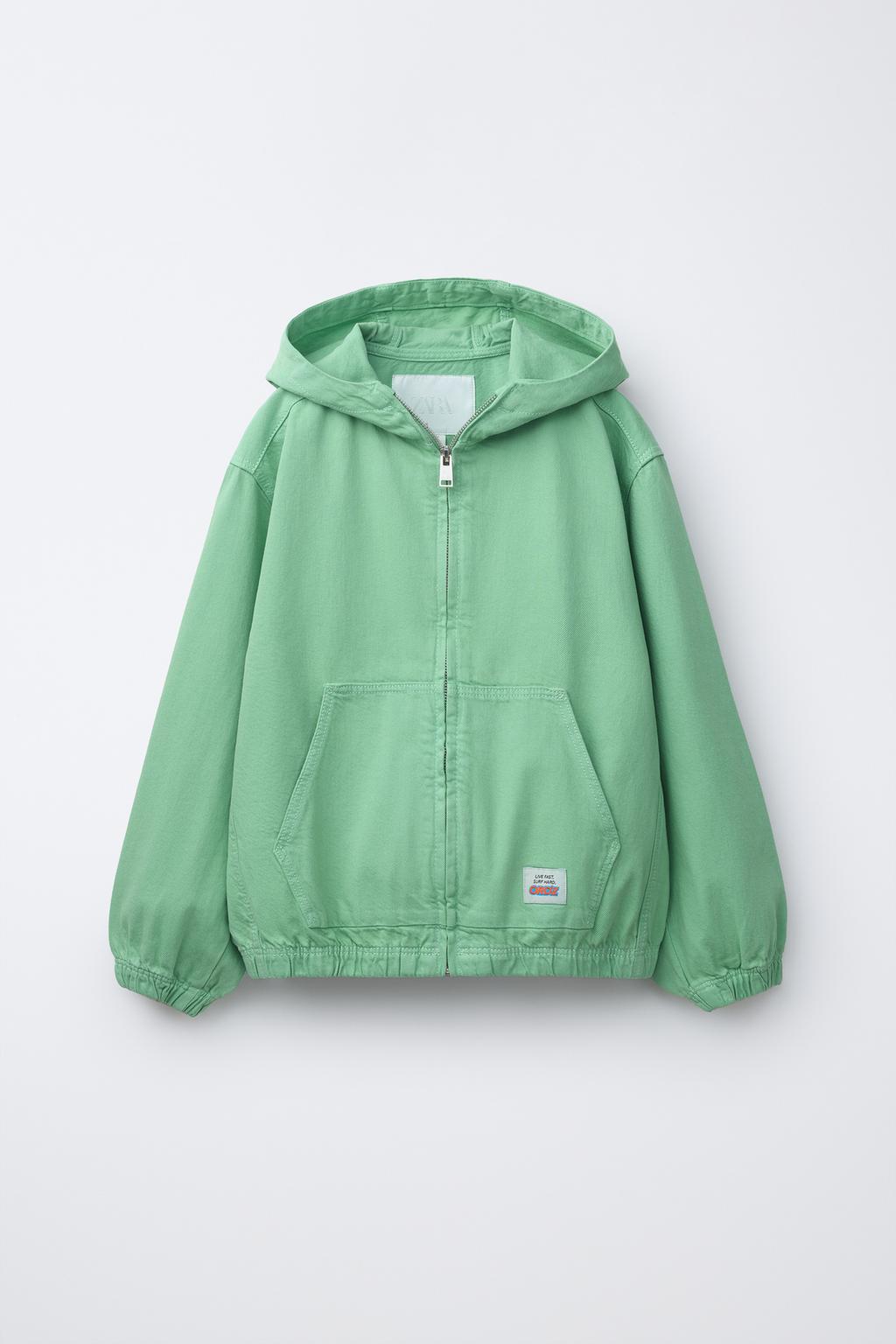 КУРТКА С КАПЮШОНОМ И ЭТИКЕТКОЙ