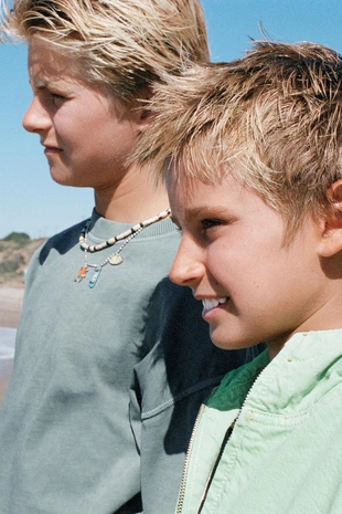 Куртка с капюшоном и этикеткой- Заказать в России