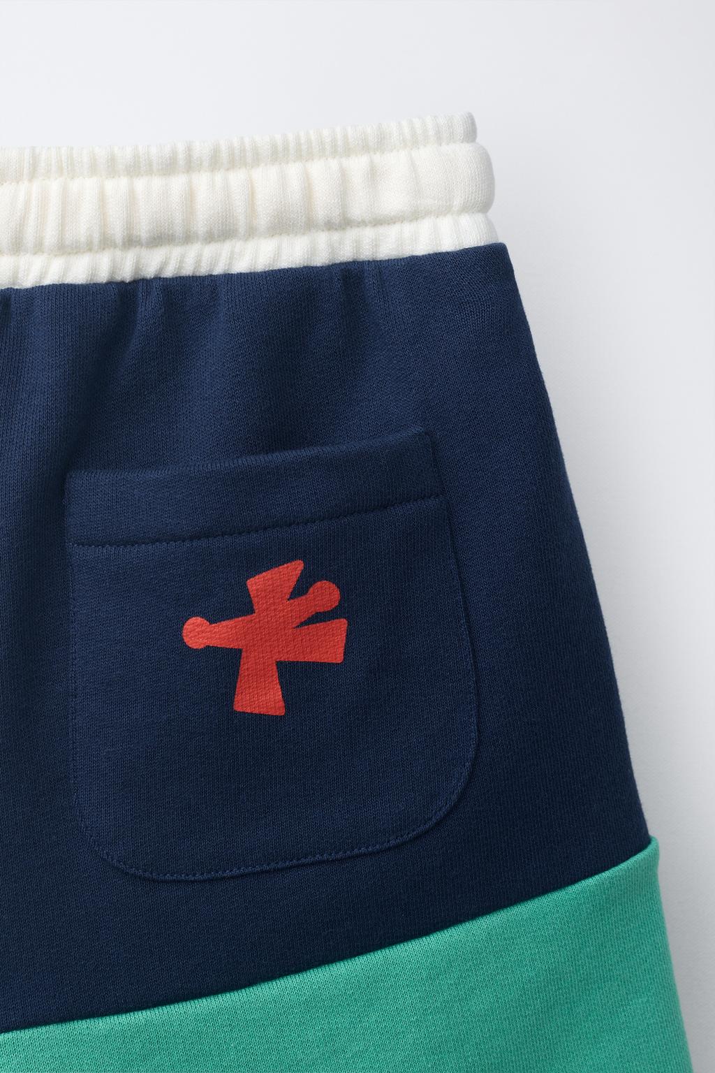 ШОРТЫ ИЗ МЯГКОЙ ТКАНИ С ЛОГОТИПОМ И БЛОКАМИ ЦВЕТА