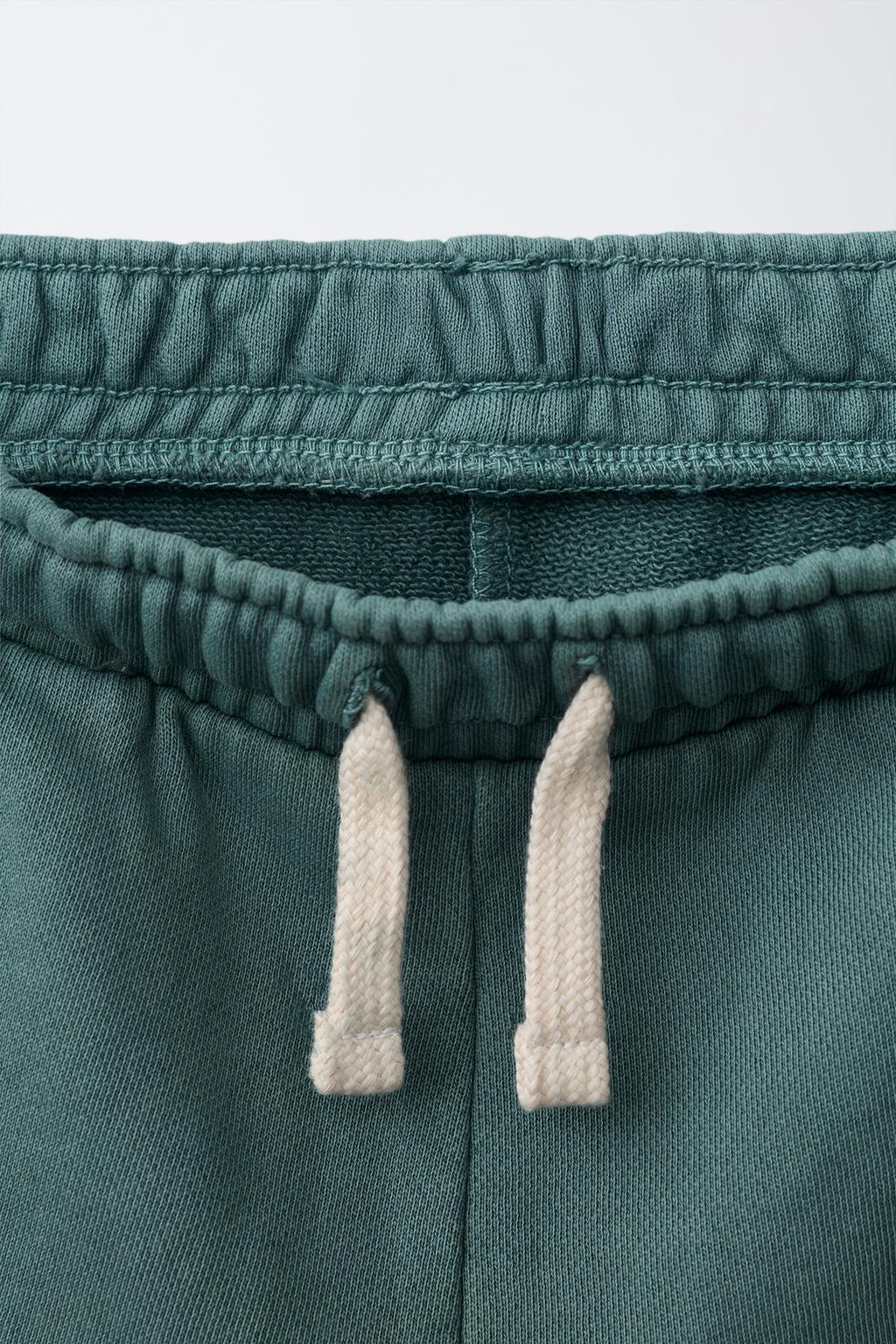 ШОРТЫ ИЗ МЯГКОЙ ТКАНИ С ЛОГОТИПОМ И ОКРАШИВАНИЕМ В ГОТОВОМ ВИДЕ