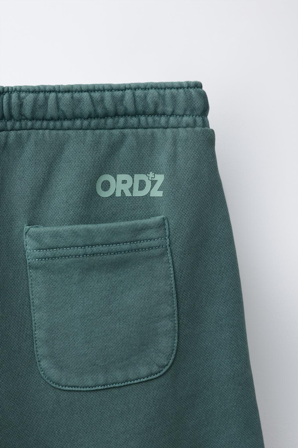 ШОРТЫ ИЗ МЯГКОЙ ТКАНИ С ЛОГОТИПОМ И ОКРАШИВАНИЕМ В ГОТОВОМ ВИДЕ