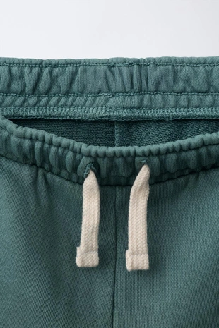 Шорты из мягкой ткани с логотипом и окрашиванием в готовом виде