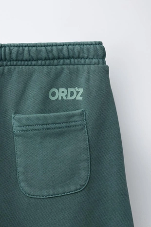 Шорты из мягкой ткани с логотипом и окрашиванием в готовом виде- Заказать в России