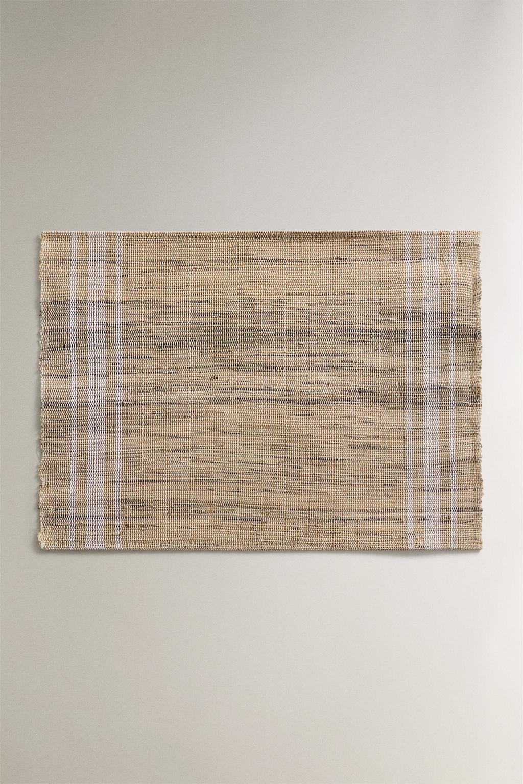 Плетеная подставка из рами с полосками