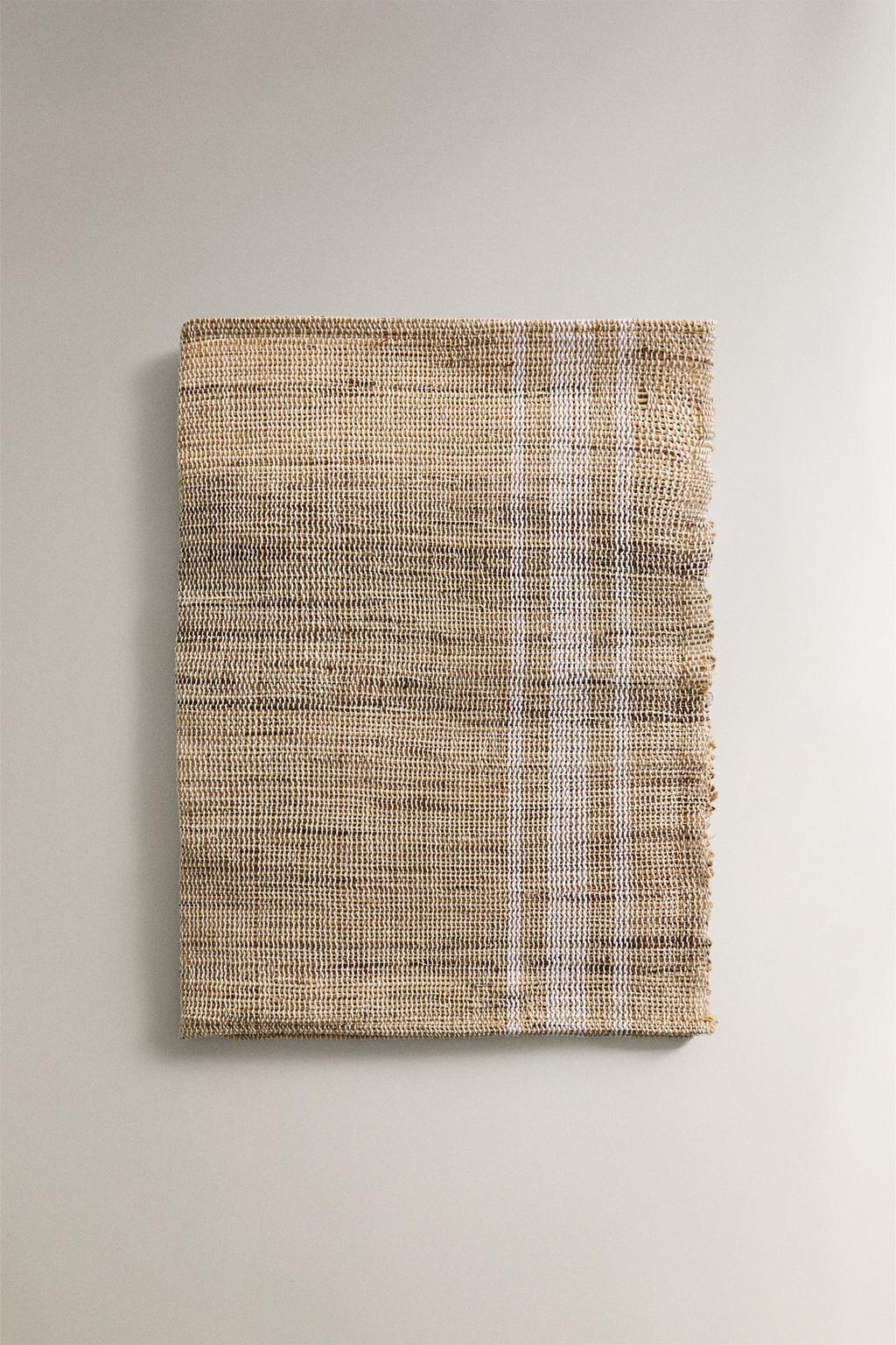 Плетеная подставка из рами с полосками