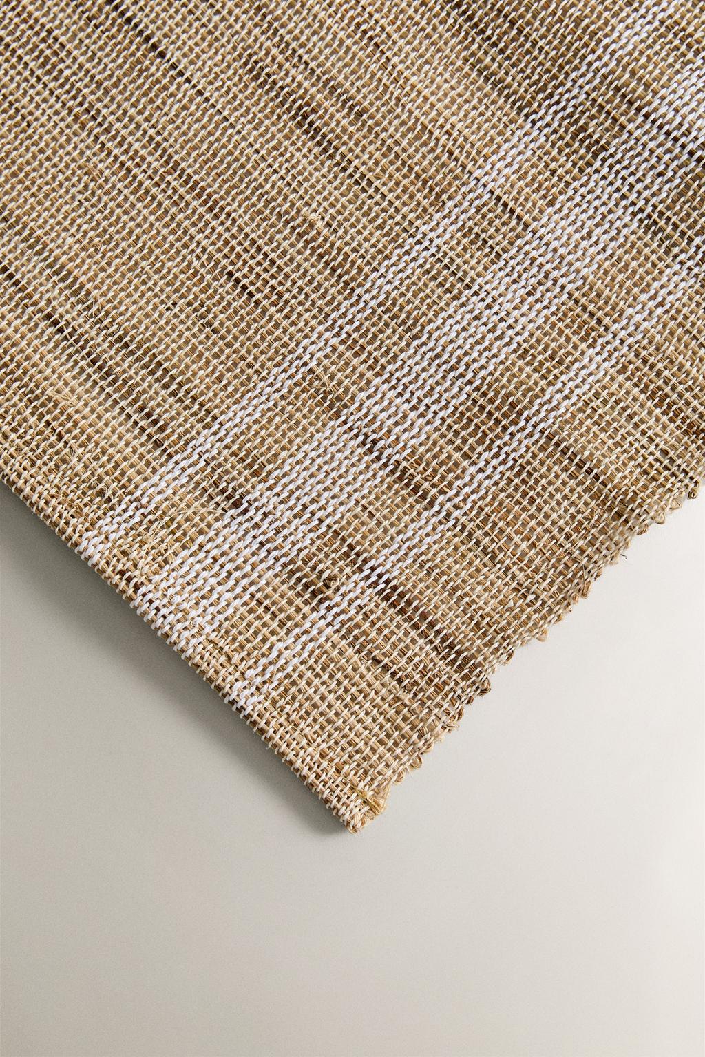 Плетеная подставка из рами с полосками