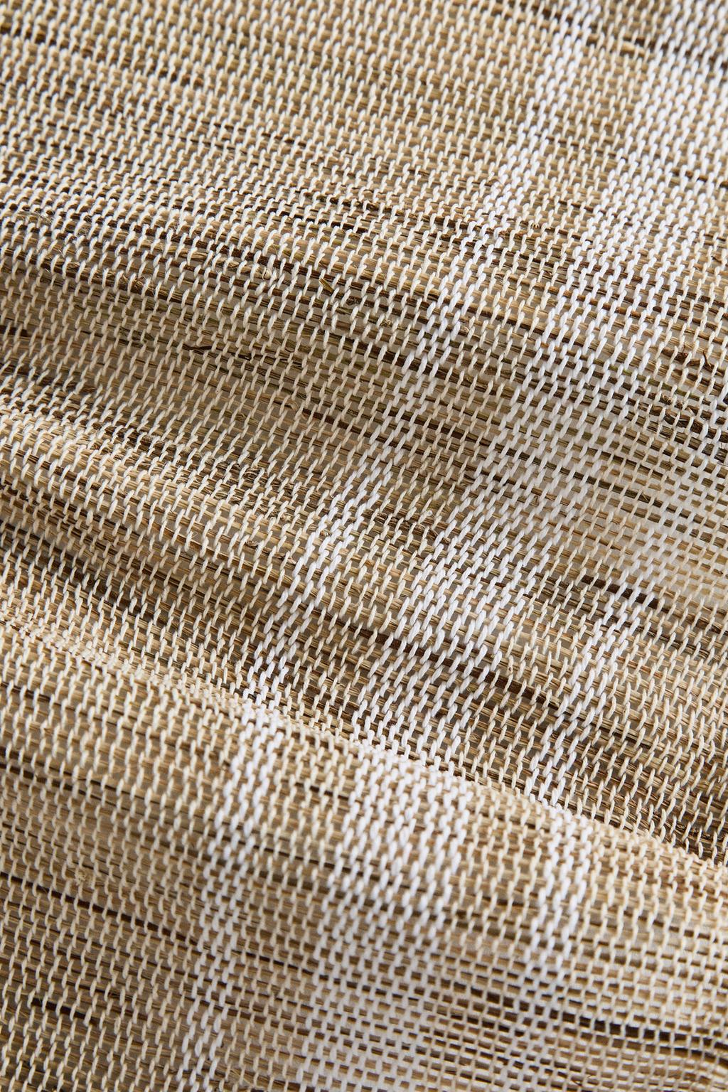 Плетеная подставка из рами с полосками