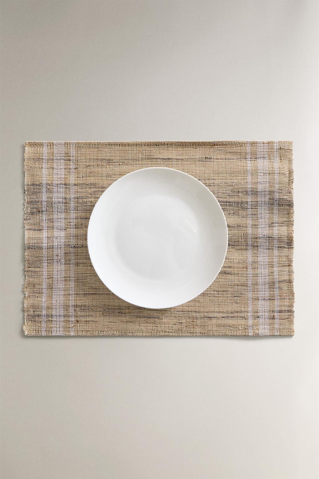 Плетеная подставка из рами с полосками