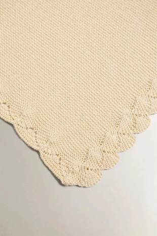 Детское одеяло с вязаной отделкой