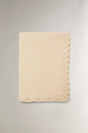 Детское одеяло с вязаной отделкой