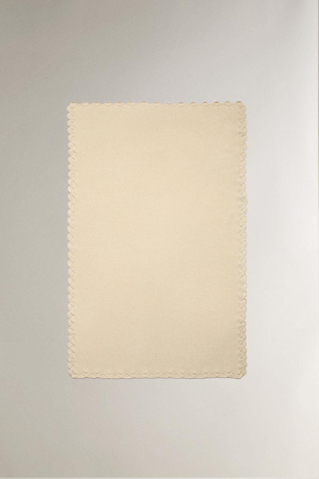 Детское одеяло с вязаной отделкой