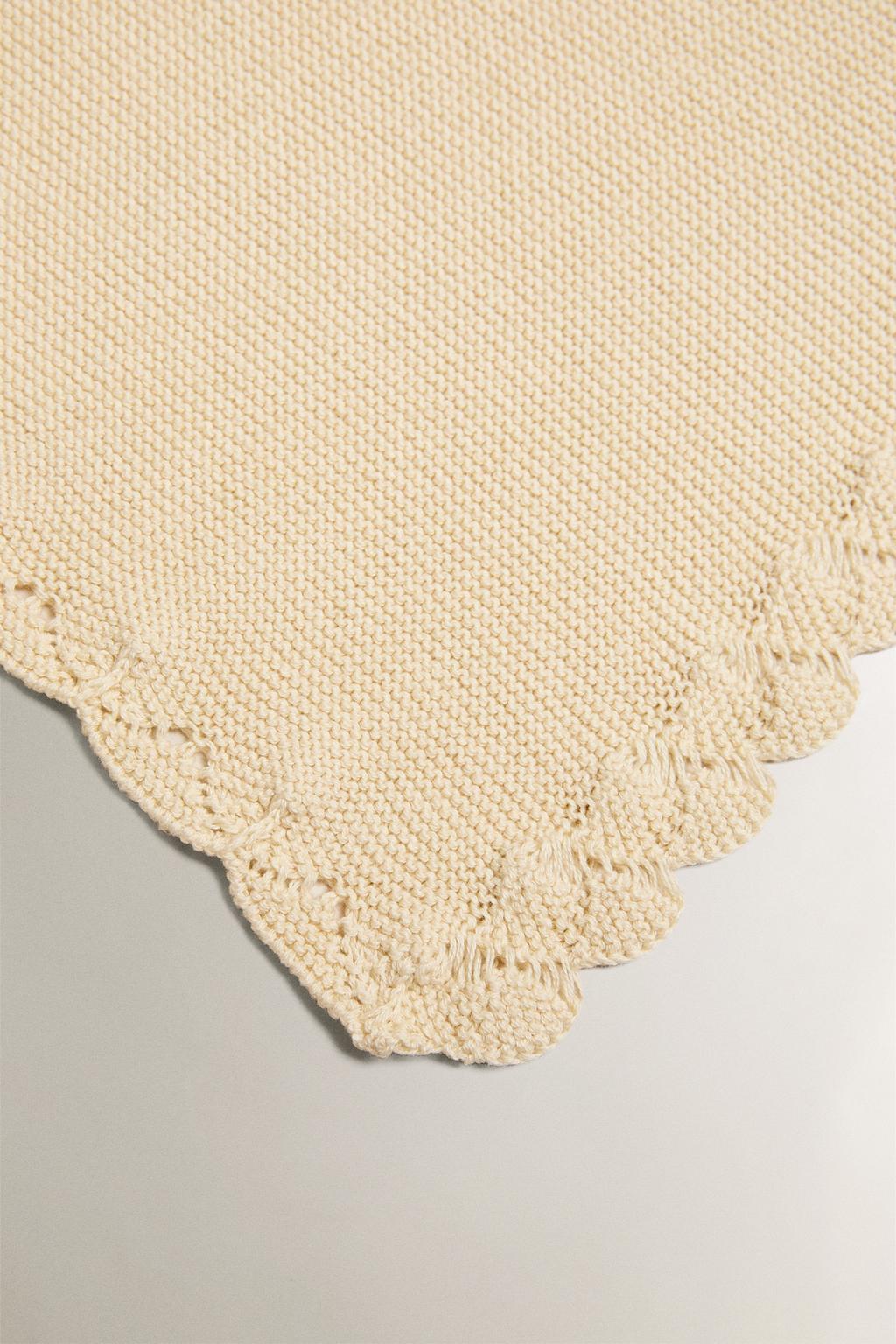 Детское одеяло с вязаной отделкой