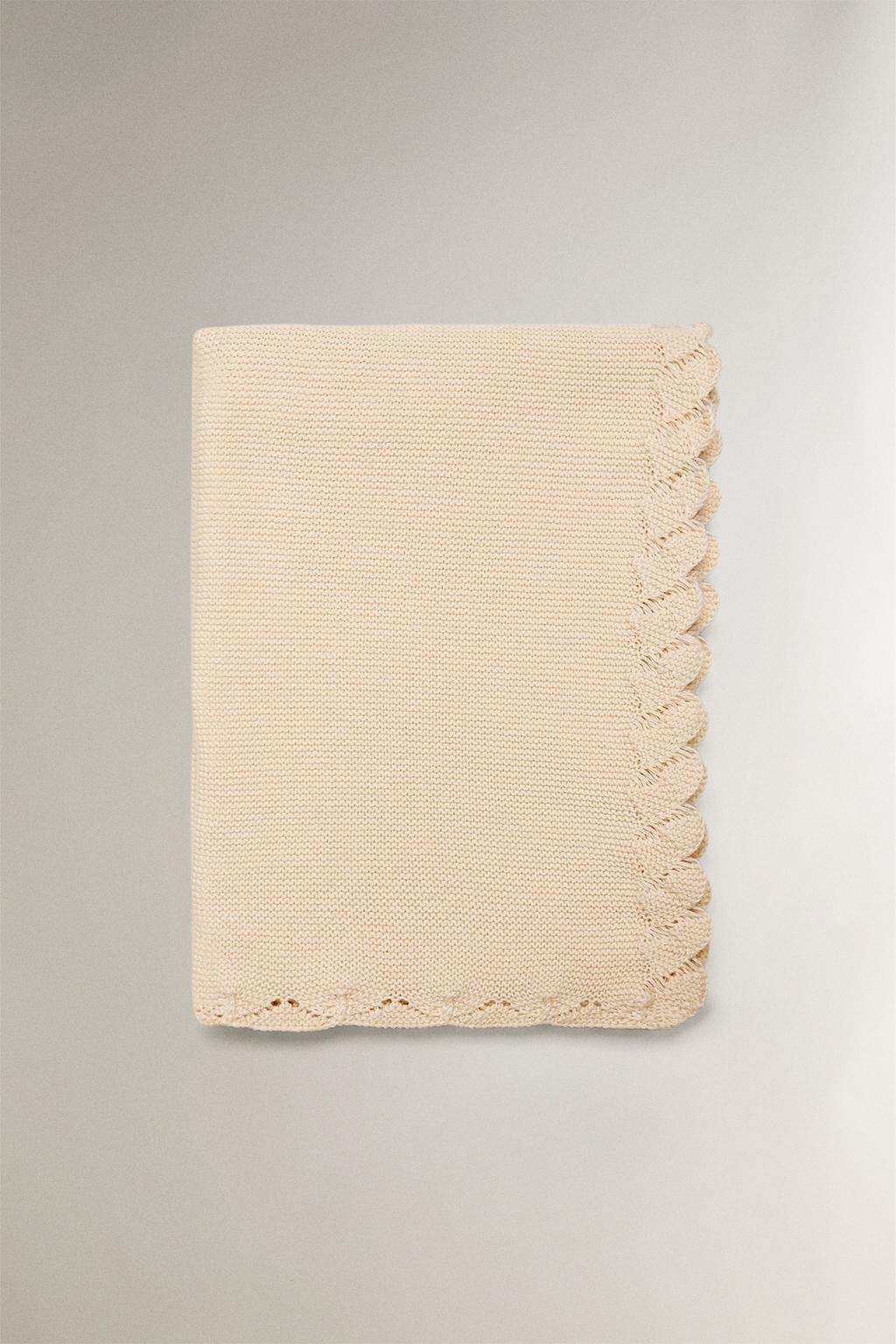 Детское одеяло с вязаной отделкой