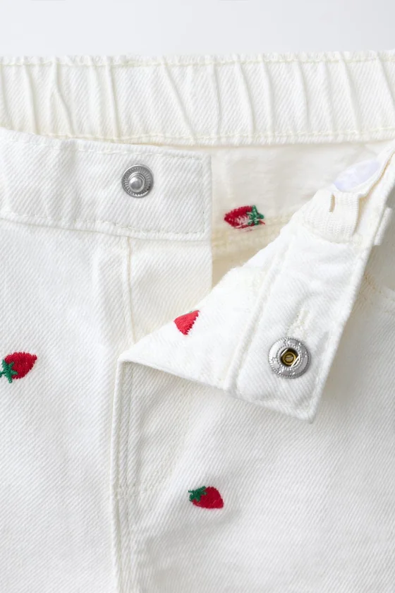 БЕРМУДЫ ИЗ ТВИЛА «Мом Фит» С ВЫШИВКОЙ КЛУБНИКИ CASA LAWA X ZARA KIDS