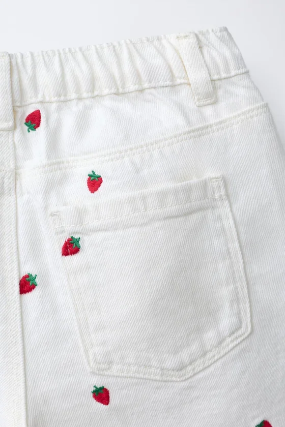 БЕРМУДЫ ИЗ ТВИЛА «Мом Фит» С ВЫШИВКОЙ КЛУБНИКИ CASA LAWA X ZARA KIDS