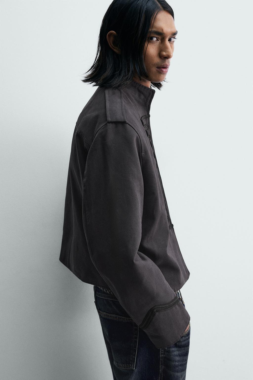 УКОРОЧЕННАЯ КУРТКА С КОНТРАСТНЫМИ ЗАСТЕЖКАМИ