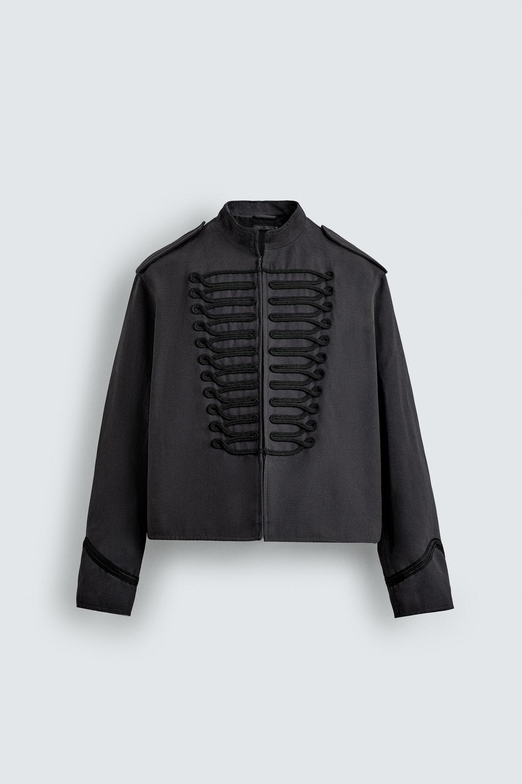 УКОРОЧЕННАЯ КУРТКА С КОНТРАСТНЫМИ ЗАСТЕЖКАМИ