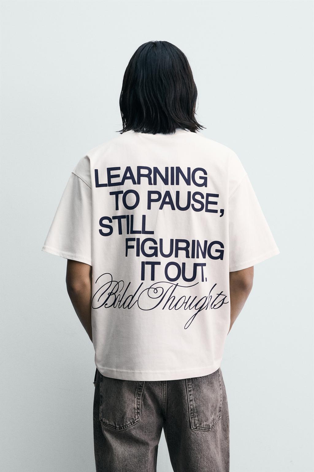 ФУТБОЛКА С КОНТРАСТНЫМИ НАДПИСЯМИ