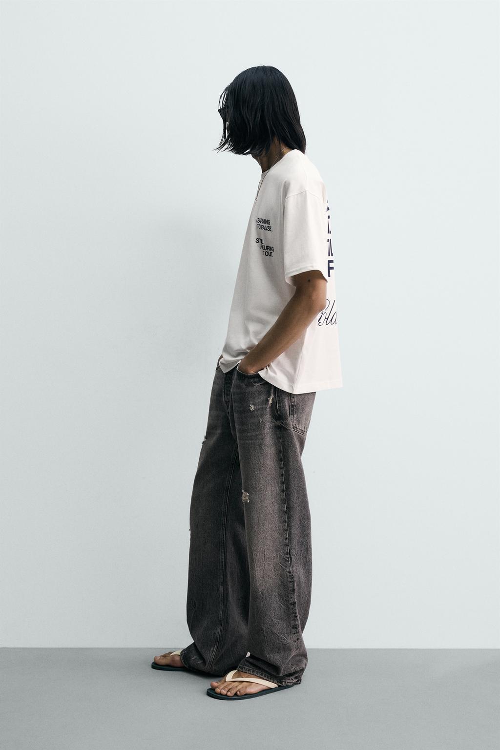 ФУТБОЛКА С КОНТРАСТНЫМИ НАДПИСЯМИ