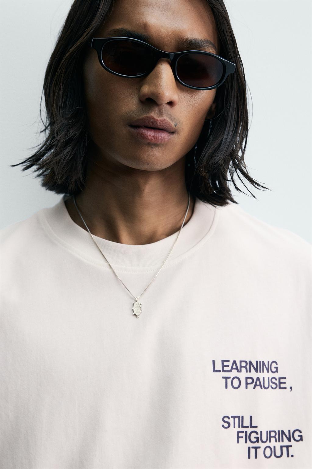 ФУТБОЛКА С КОНТРАСТНЫМИ НАДПИСЯМИ