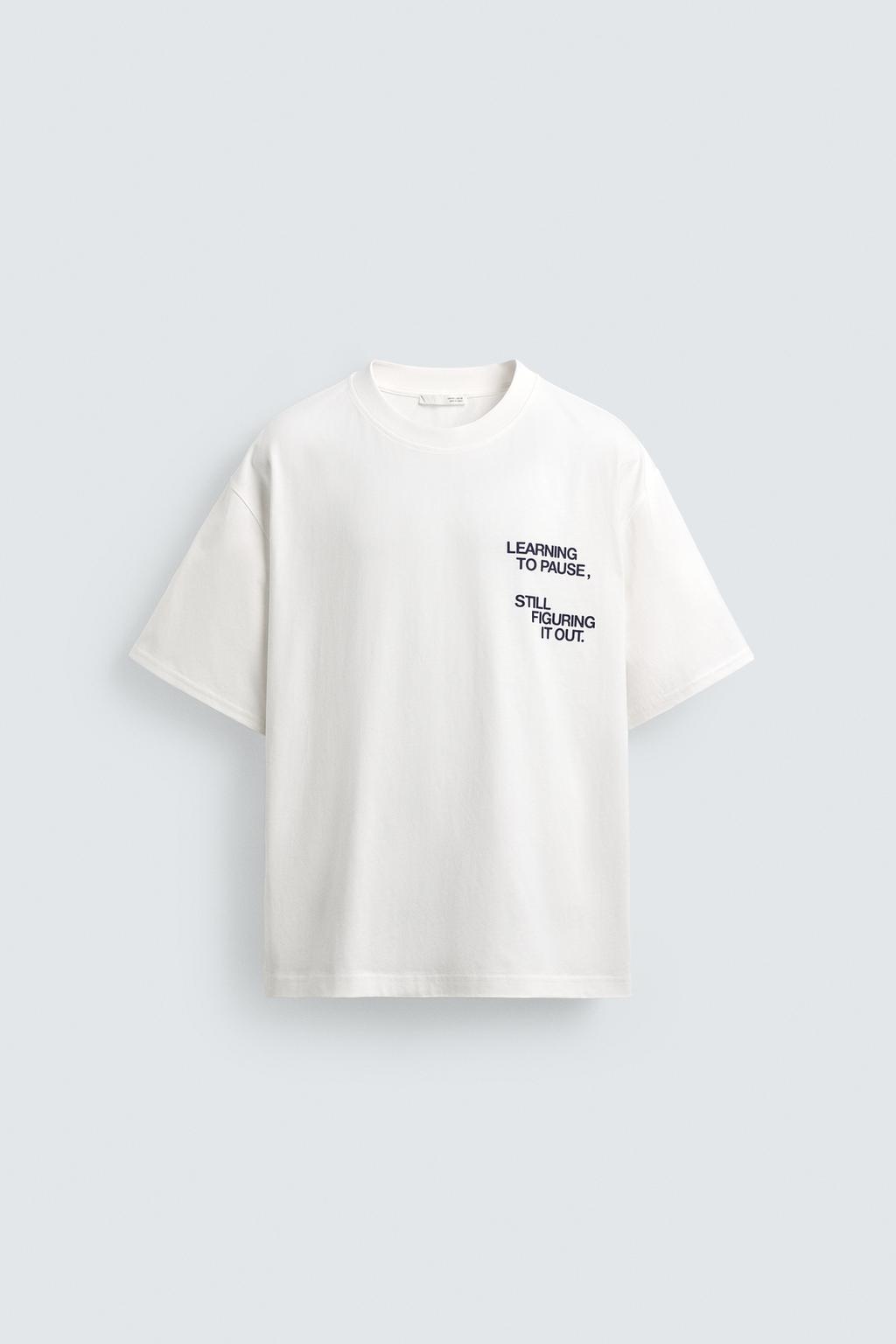 ФУТБОЛКА С КОНТРАСТНЫМИ НАДПИСЯМИ