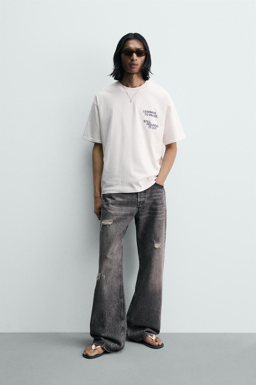 ФУТБОЛКА С КОНТРАСТНЫМИ НАДПИСЯМИ