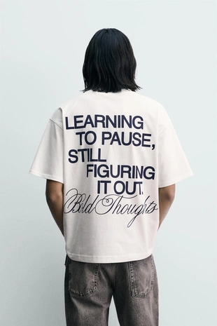 Футболка с контрастными надписями- Заказать в России