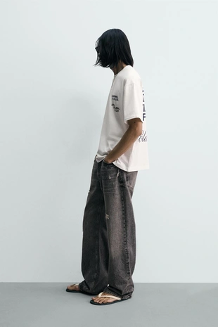 Футболка с контрастными надписями- Заказать в России