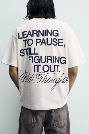 Футболка с контрастными надписями- Заказать в России