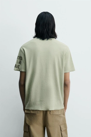 Футболка с принтами и эффектом потертости- Заказать в России