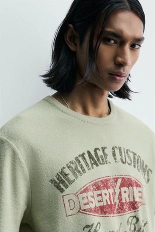 Футболка с принтами и эффектом потертости- Заказать в России