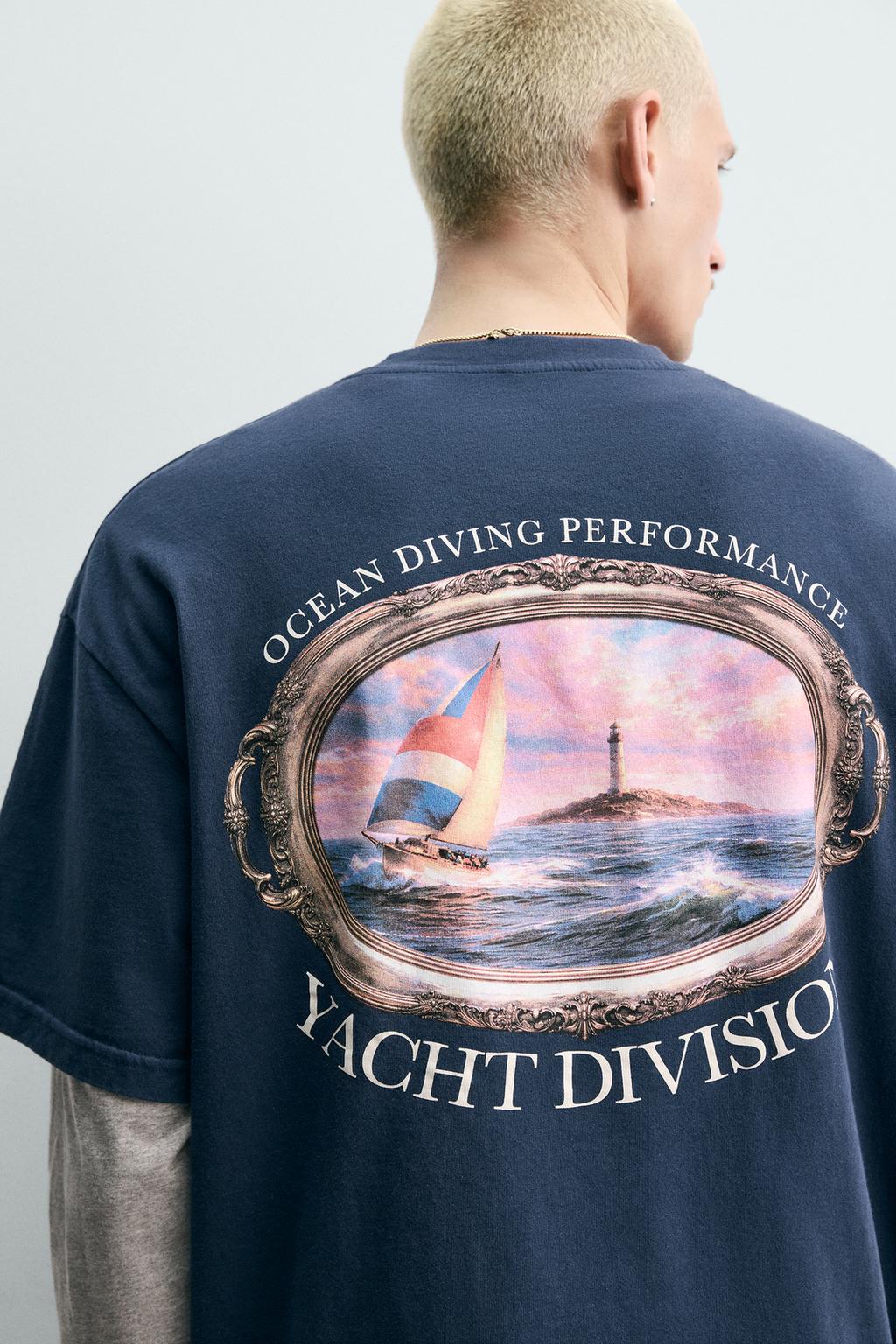 ФУТБОЛКА С КОНТРАСТНЫМ МОРСКИМ ПРИНТОМ