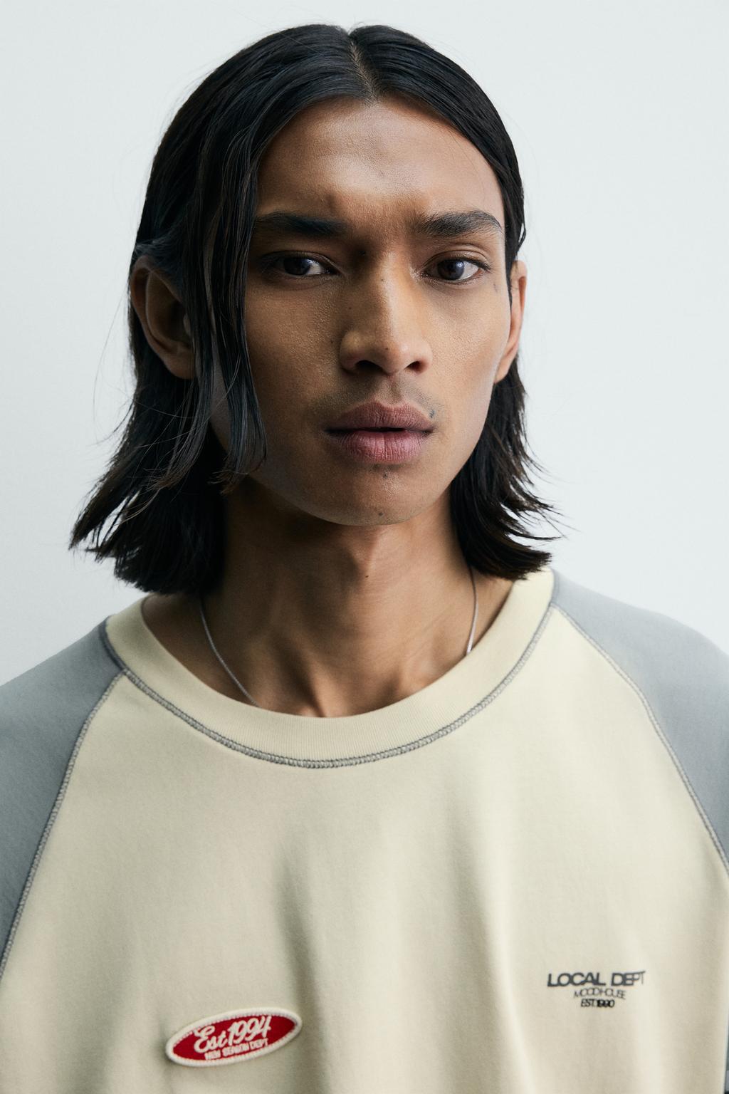 ФУТБОЛКА КОЛОР-БЛОК С КОНТРАСТНОЙ НАШИВКОЙ