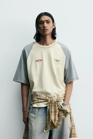 Футболка колор-блок с контрастной нашивкой- Заказать в России