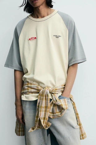 Футболка колор-блок с контрастной нашивкой- Заказать в России