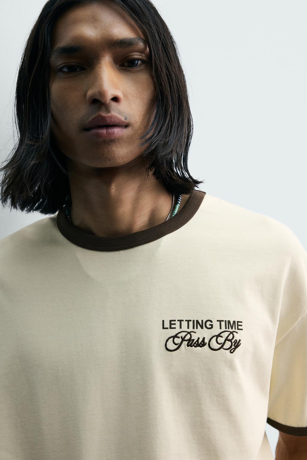 ФУТБОЛКА В РУБЧИК С КОНТРАСТНЫМИ НАДПИСЯМИ