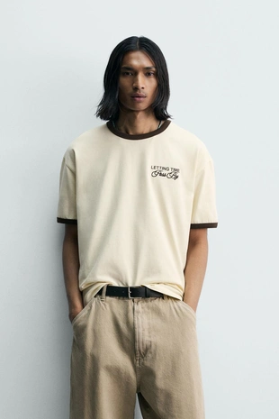 Футболка в рубчик с контрастными надписями- Заказать в России